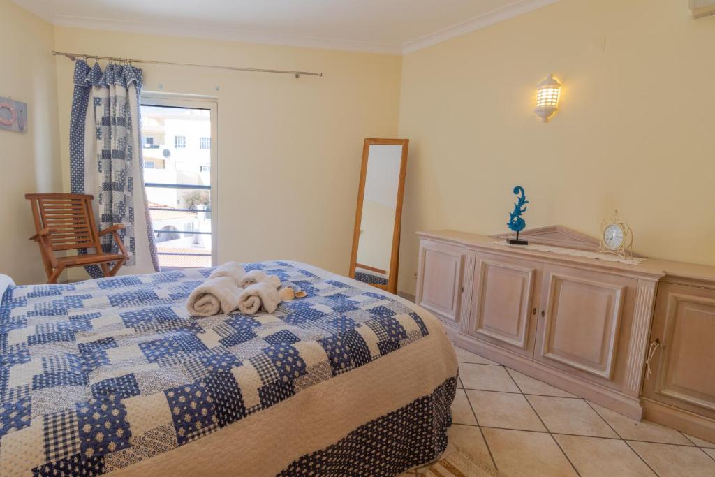 un dormitorio con una cama con dos animales de peluche en Urban Beach - Casa MM, en Carvoeiro