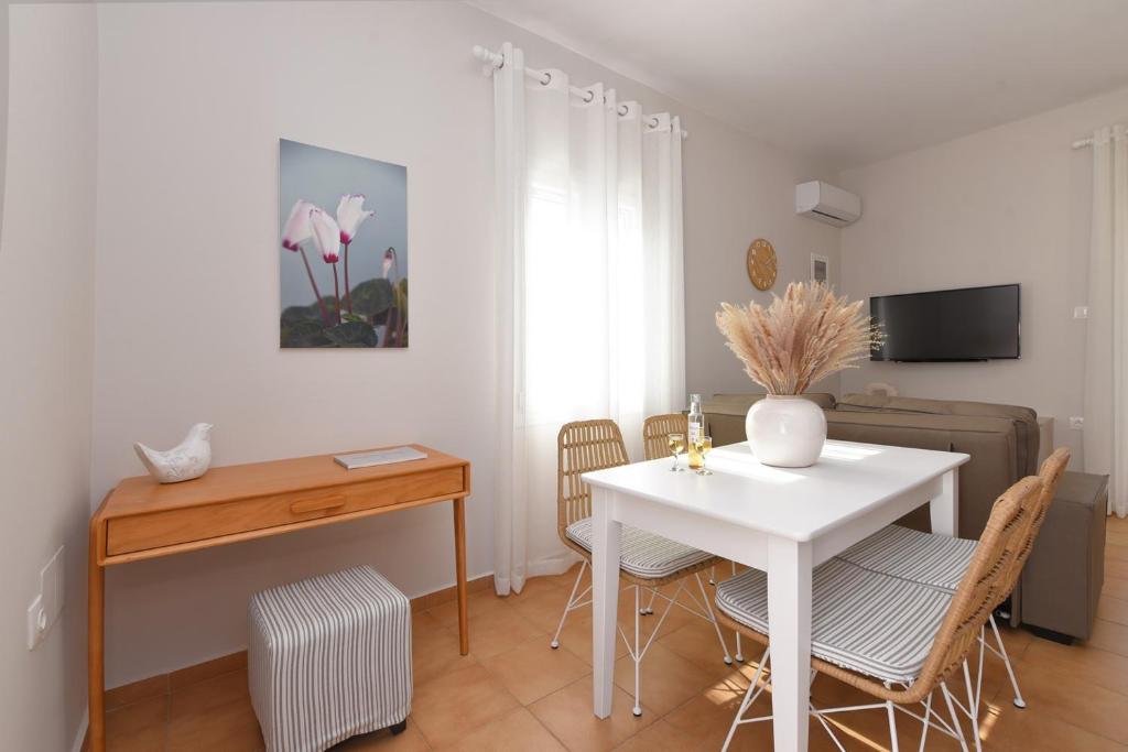 TV a/nebo společenská místnost v ubytování Cyclamen Apartments