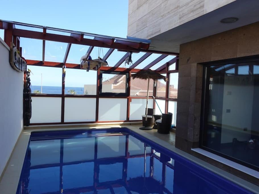 Bazén v ubytování Designer Haus mit beheiztem Pool (überdacht) nebo v jeho okolí