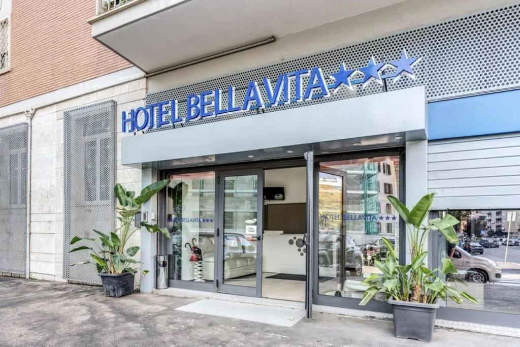 un panneau d'affichage de l'hôtel à l'avant d'un bâtiment dans l'établissement Hotel Bella Vita, à Rome