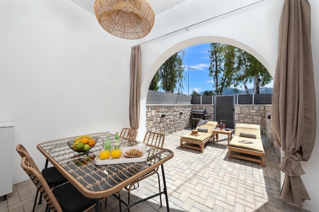 un patio con una mesa con fruta. en Kimia Luxury Apartments, en Kolymbia