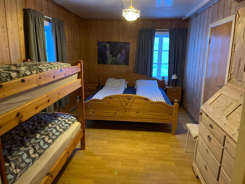 a bedroom with two bunk beds in a room at Kvien alpakka gjestegård in Vevle
