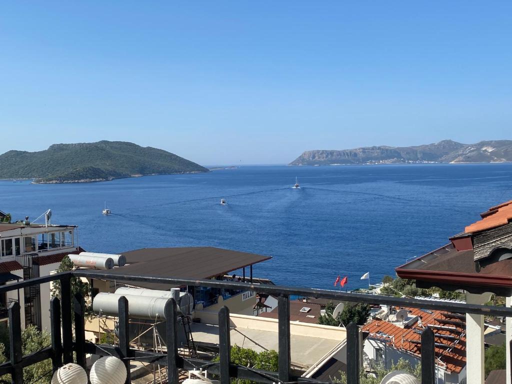 einen Blick auf einen großen Wasserkörper mit Gebäuden in der Unterkunft Heybe Apart in Kaş