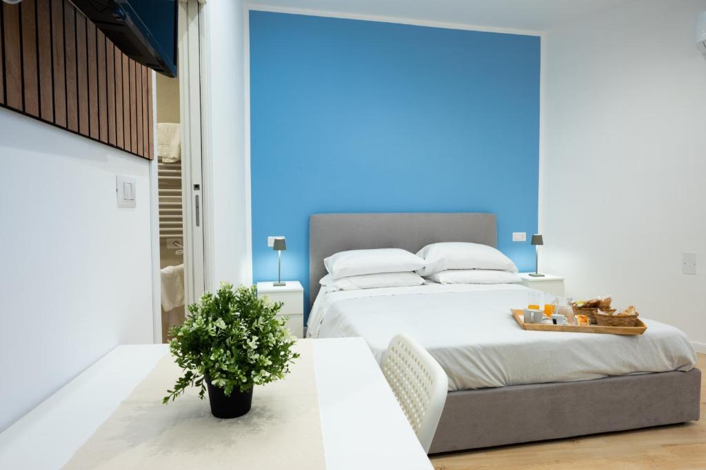 een slaapkamer met een groot bed en een tafel bij B&B del Sole in Ercolano