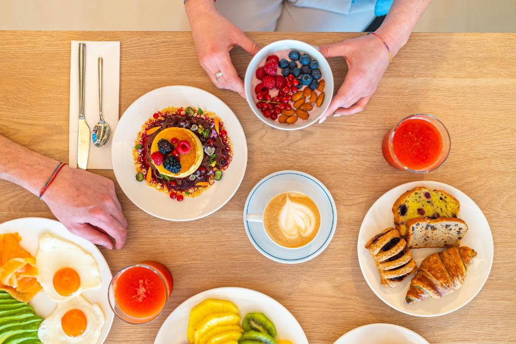 einen Tisch mit Frühstücksteller darauf in der Unterkunft Hotel Estense in Gatteo a Mare