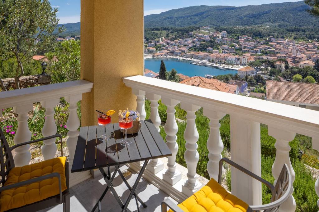 een balkon met een tafel en stoelen en uitzicht bij Villa Vista in Jelsa