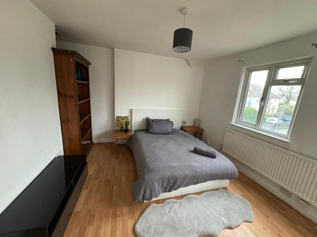 Кровать или кровати в номере Waltham Cross Rooms