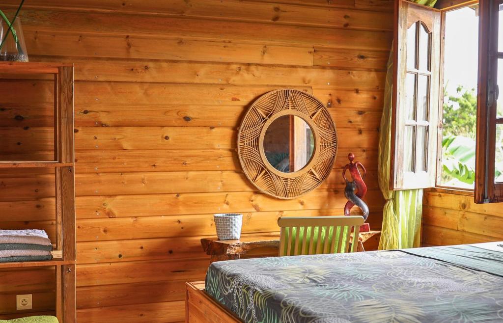 Postel nebo postele na pokoji v ubytování les gites du cocon