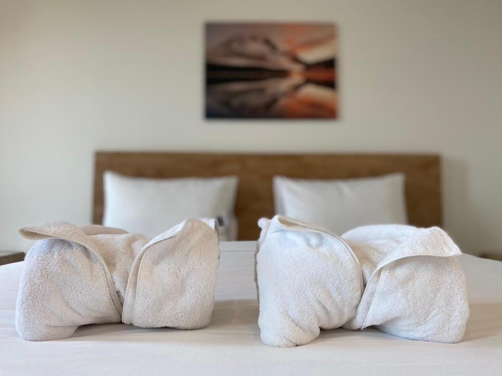 Postel nebo postele na pokoji v ubytování Double J Hotel