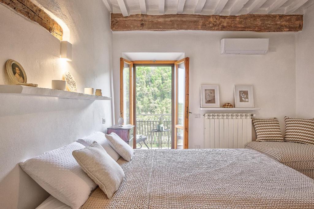 A bed or beds in a room at Appartamenti Anguria Toscana