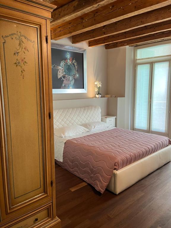 - une chambre avec un lit et une télévision murale dans l'établissement Dimora 4 Spade, à Vérone