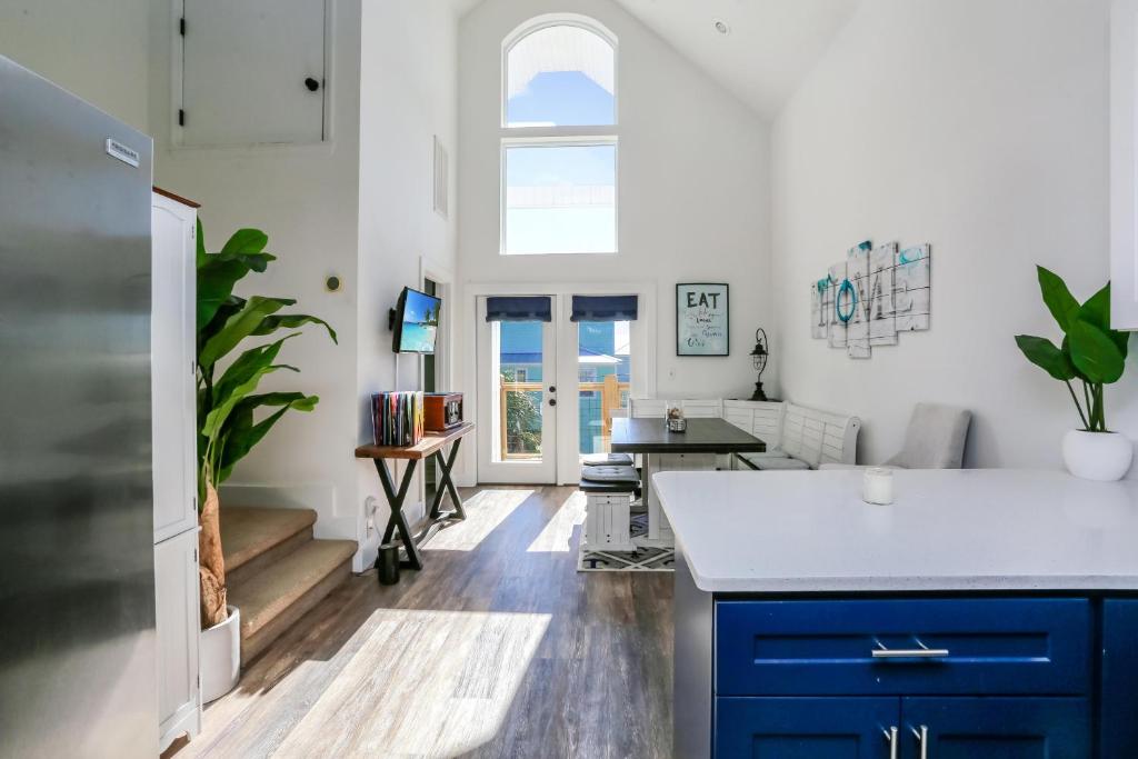 uma cozinha com armários azuis e uma janela em Eagle's Rest by Pristine Properties Vacation Rentals em Indian Pass