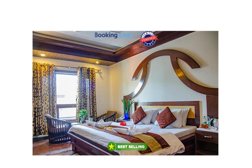 een slaapkamer met een bed met een grote spiegel erboven bij Goroomgo Abhinandan Mall Road Mussoorie - Luxury Room - Excellent Customer Service Awarded - Best Seller in Mussoorie