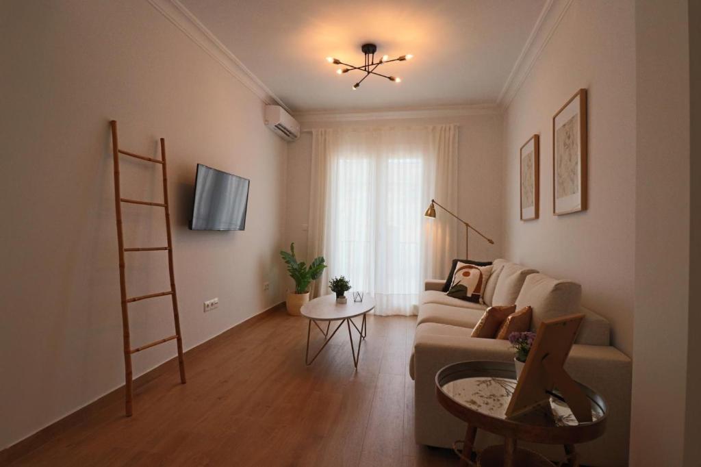 uma sala de estar com um sofá e uma mesa em Apartamento Estrella Sol em Cartaya