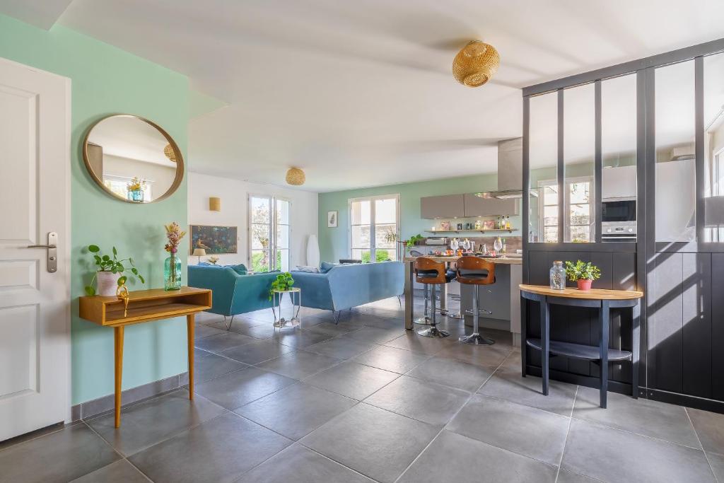 - un salon avec des chaises bleues et un miroir dans l'établissement Le Pavillon Émeraude - Jardin - Parking privé privé - Proche Chantilly & Parc Astérix - Kids Friendly jeux babyfoot tram-poline - RER D Direct Paris, à Coye-la-Forêt