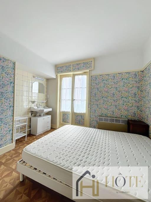 a bedroom with a large white bed in it at Résidence Saint Pierre: Vue Mer, 2 Chambres in Bray-Dunes
