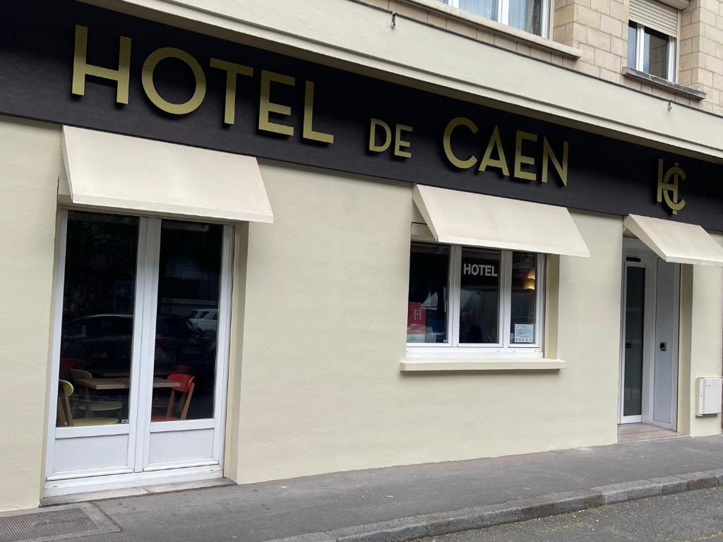 un panneau d'hôtel de calen sur le côté d'un bâtiment dans l'établissement Hôtel de Caen, à Caen
