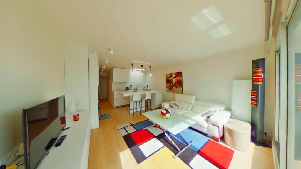 un salon avec un canapé et une table dans l'établissement Anthea53, à Le Touquet-Paris-Plage