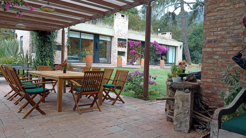 un patio con mesa y sillas en Casa Libelula en El Chuscal