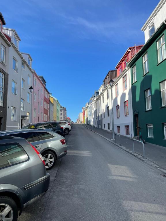 una calle con coches estacionados al costado de la carretera en Cozy Home in Downtown Reykjavik, en Reikiavik