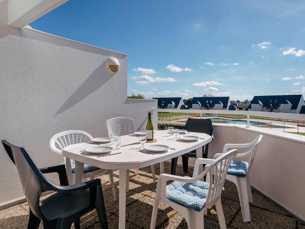 een witte tafel en stoelen op een balkon bij Appartement Carnac, 3 pièces, 6 personnes - FR-1-477-63 in Carnac