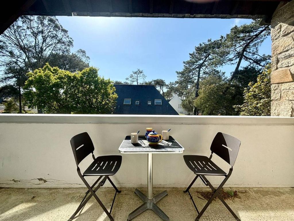 - un balcon avec une table et deux chaises dans l'établissement Appartement T2 + Cabine à Carnac, Proche Plages, Balcon, Parking, 4 Pers. - FR-1-377-51, à Carnac
