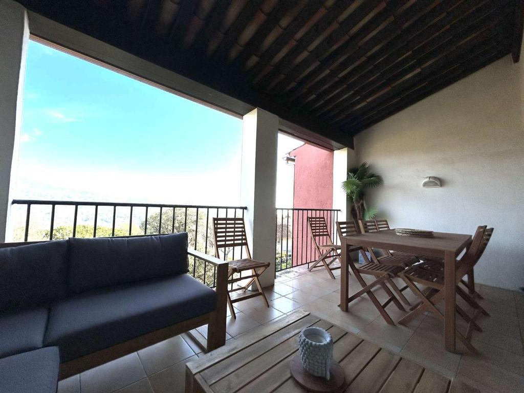 un salon avec un canapé, une table et des chaises dans l'établissement Grimaud : Appartement 3 Pces avec piscine et vue mer - FR-1-226-514, à Grimaud