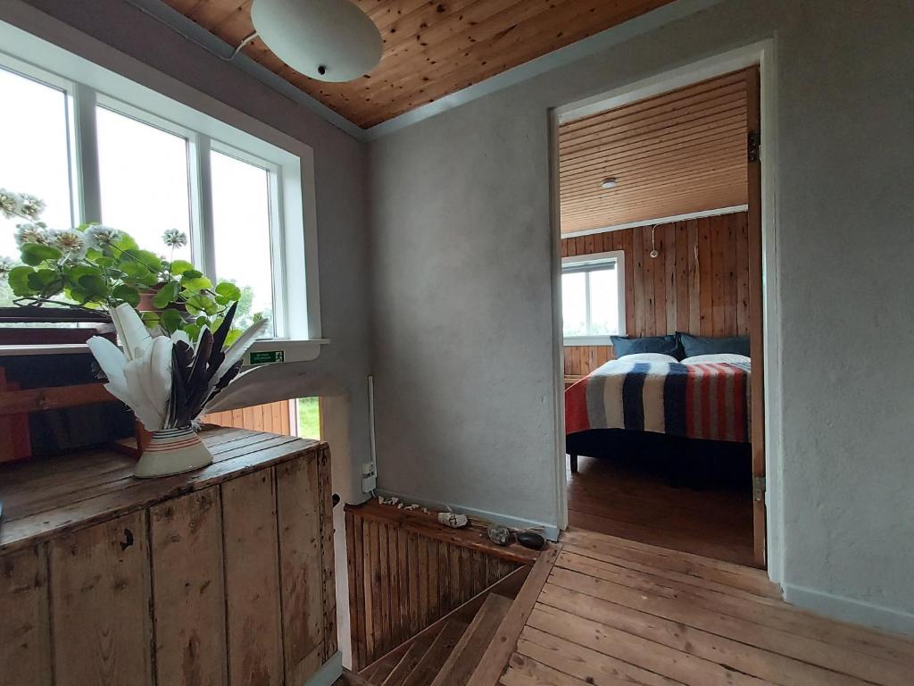 Zimmer mit einem Schlafzimmer mit einem Bett und einem Fenster in der Unterkunft Guesthouse Nýp in Nýp