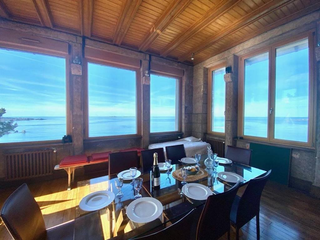 - une salle à manger avec une table et une vue sur l'océan dans l'établissement Appartement Perros-Guirec, 7 pièces, 8 personnes - FR-1-542-63, à Perros-Guirec