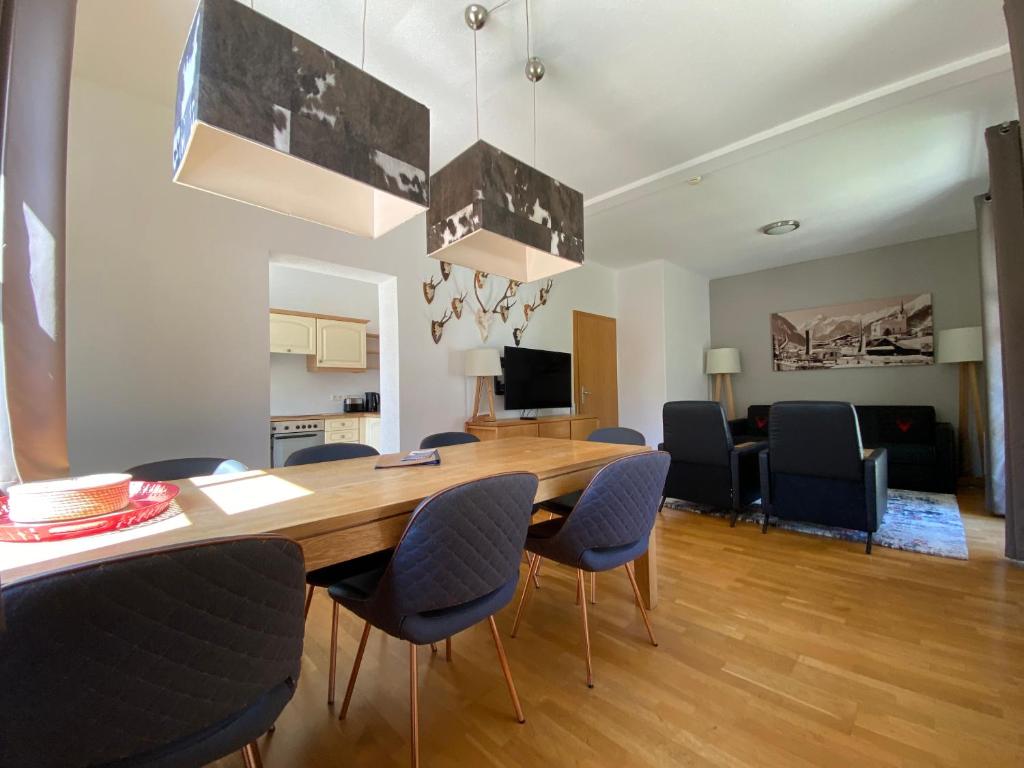 a dining room with a wooden table and chairs at Kitz Residenz Kaprun by Jara in Kaprun