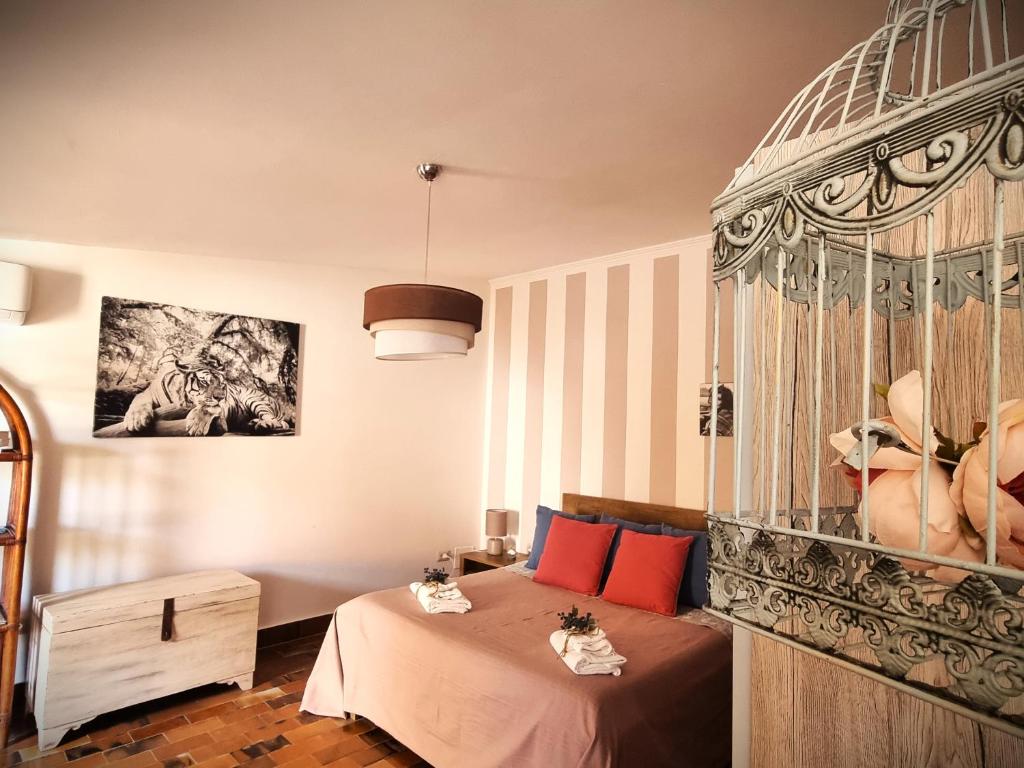 1 dormitorio con 1 cama y 1 cama con dosel en Arborea Studio Apartment, en Porto Torres