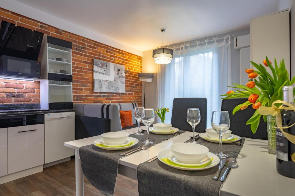 cocina y comedor con mesa con gafas en Karkonosky Apartamenty - Majówka, en Szklarska Poręba