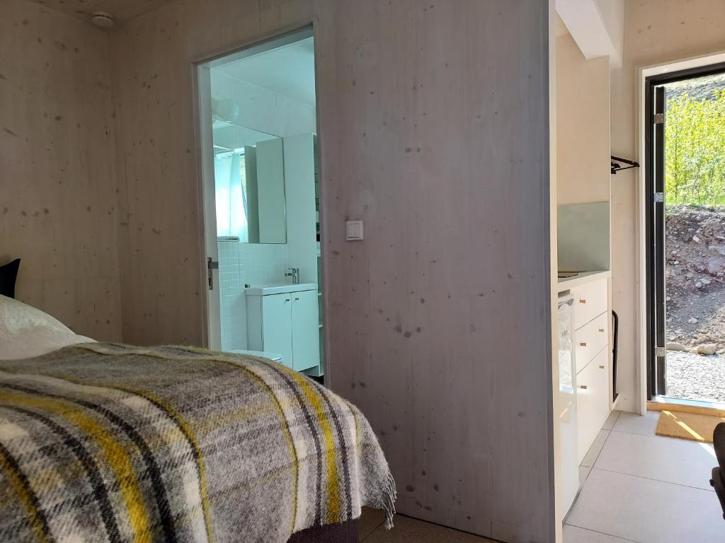 Rúm í herbergi á Guesthouse Nýp