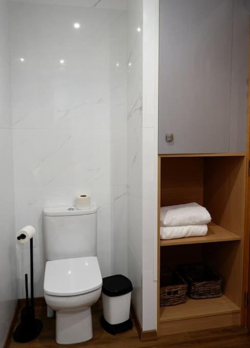 a bathroom with a white toilet and some towels at O Cantinho do Colégio - Dourocollege in Lamego