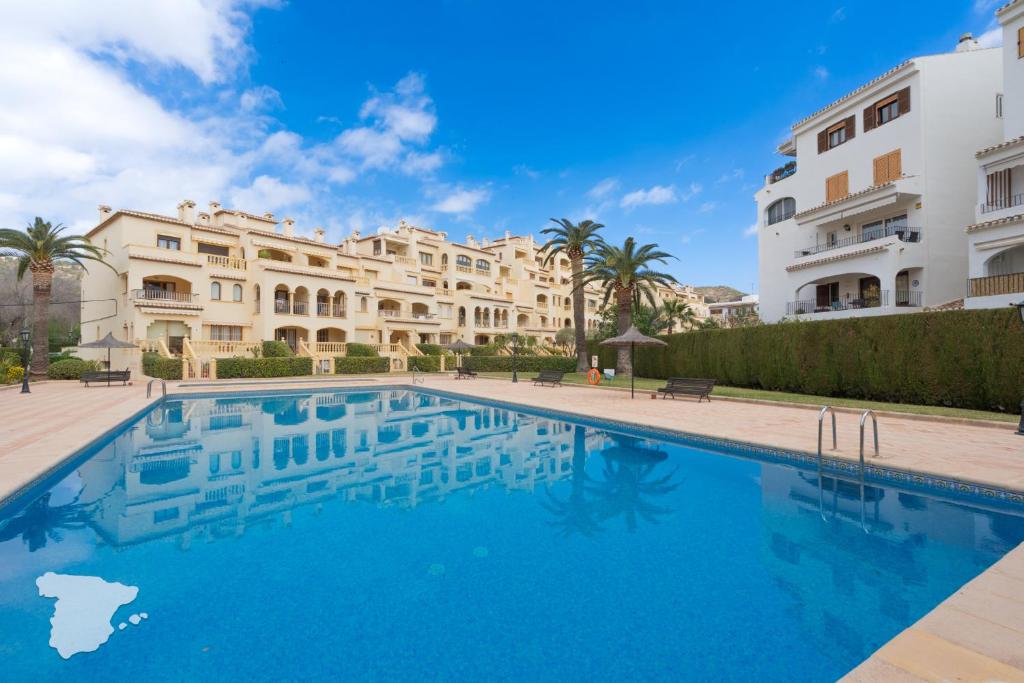 a swimming pool in front of a building at Apartamento Margarita in Aduanas