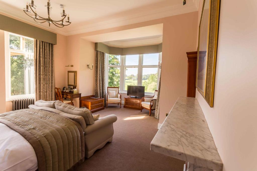利文斯的住宿－利文斯酒店，一间卧室设有一张床和一间客厅。