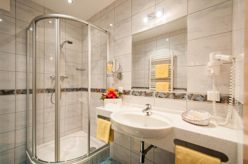 A bathroom at Hotel Landhof Simeter GMBH