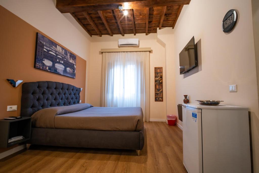 1 dormitorio con 1 cama y TV en CENNINI 6, en Florencia