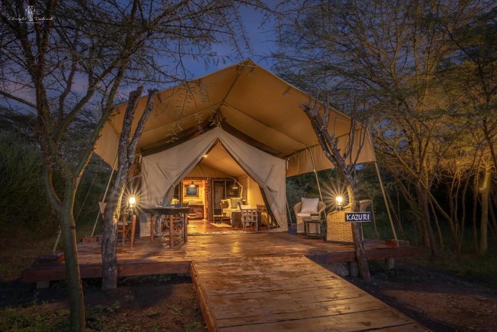 tenda con tavolo e sedie all'interno di Mara Major Camp a Masai Mara