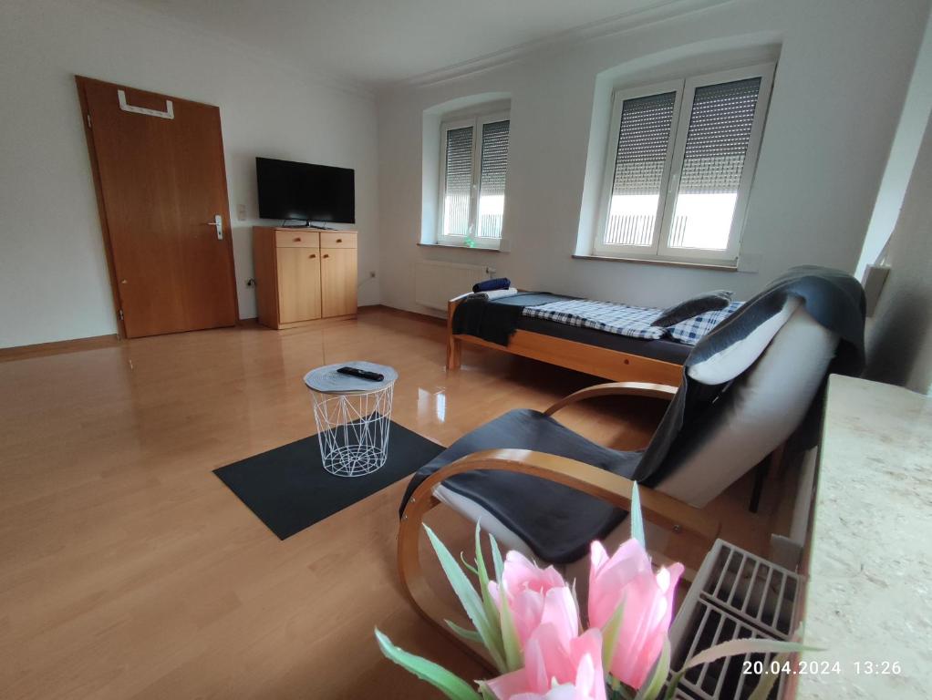 een woonkamer met een bank en een tafel bij S-21-Appartments Merklingen Ulm in Merklingen