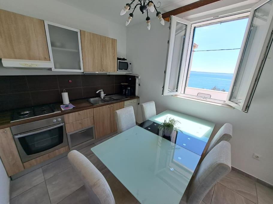 Kuchyňa alebo kuchynka v ubytovaní MARIO-50m FROM THE BEACH,TERRACE WITH SEA VIEW!