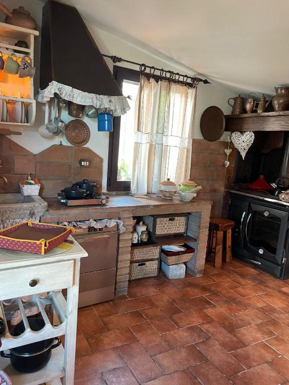 - une cuisine avec un comptoir et une cuisinière dans l'établissement La casina di Simo, à Montenero