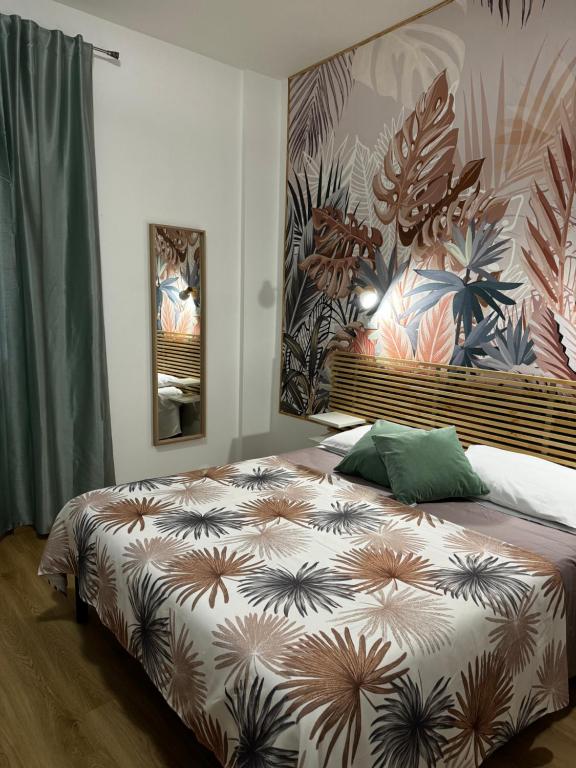 una camera da letto con un letto grande in una stanza di San Paolo Casa Bella a Roma