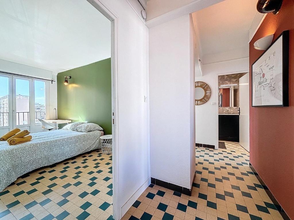 - une chambre avec un lit et un sol en damier dans l'établissement Appartement 8 Couchages - Central & Spacieux - Les Frères de la Loc', à Marseille