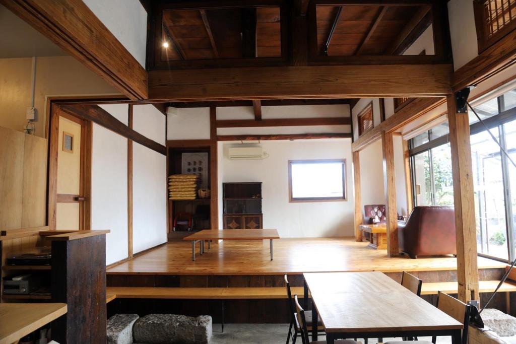 鹿児島市にある小宿　福右衛門邸のリビングルーム(ウッドフロア、テーブル付)