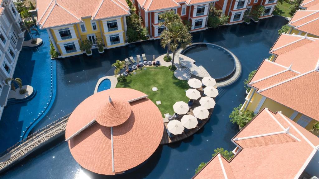 Memoire Palace Resort & Spa في سيام ريب: اطلالة جوية على منتجع مع مسبح