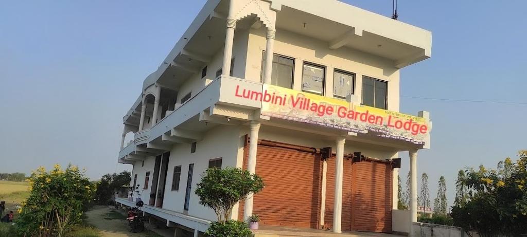 un bâtiment avec un panneau indiquant le pavillon sud du village luton dans l'établissement Lumbini Village Garden Lodge, à Rummindei