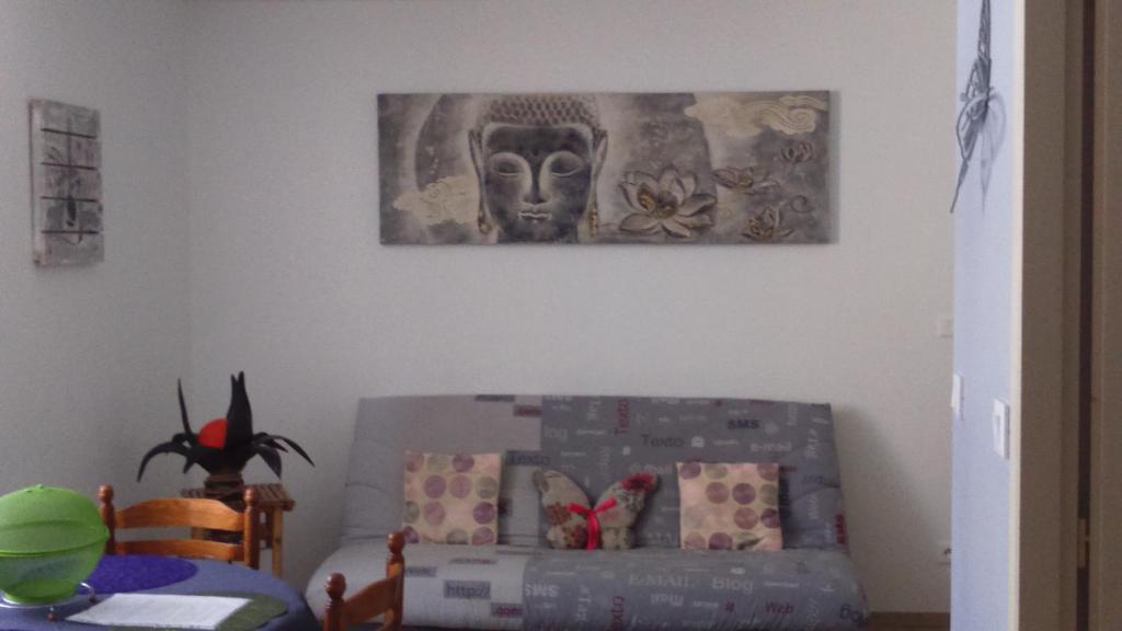 sala de estar con sofá y una foto en la pared en BELLE appartement T2 neuf et en plein centre, en Ax-les-Thermes