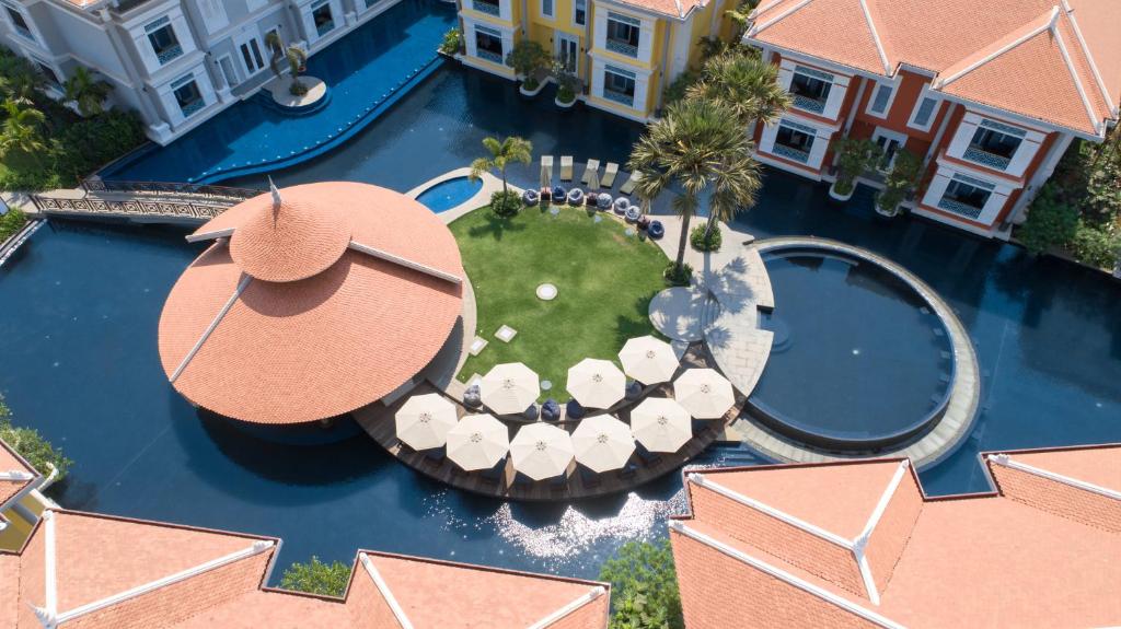 Bazén v ubytování The Royal Family Suites by Memoire Palace Resort & Spa nebo v jeho okolí