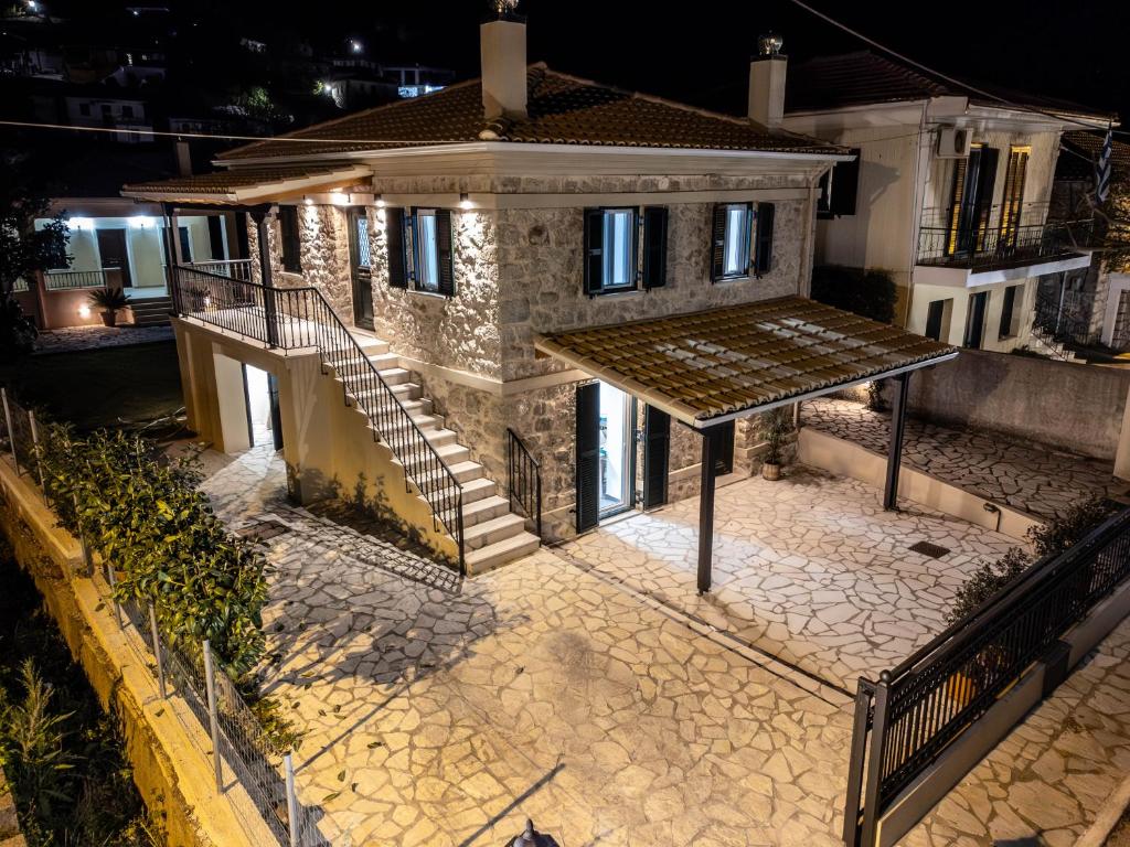 una vista aérea de una casa por la noche en Nafsika Stone Apartment en Lazaráta